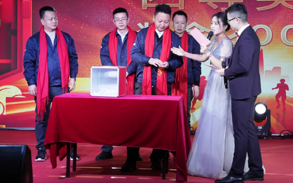黄石Betway必威2024年终晚会：凝心聚力，共创鲜丽！